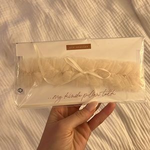 NWT six stories cream garter